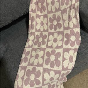 Nicole Miller Pink and Cream Textured Throw